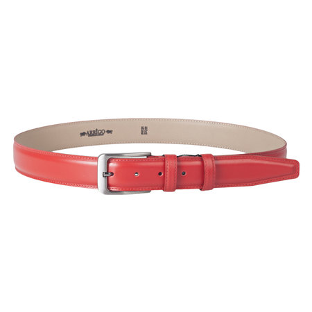 Leren riem in de kleur rood met een stijlvolle zilverkleurige gesp