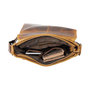 Donkerbruin gewaxt leren schoudertas met klep en magneetsluiting
